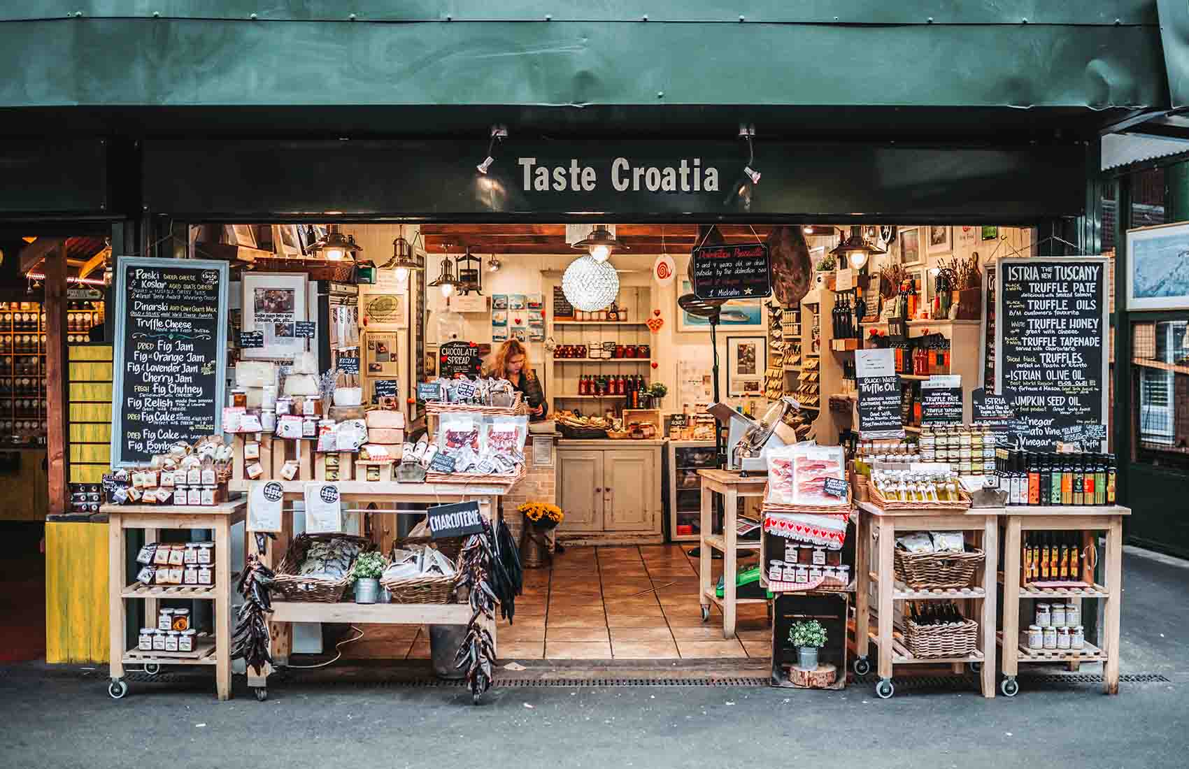 Experience culture and shopping at the best markets in London. From Borough Market to Camden Market, you'll find everything from vintage clothing to fresh produce.